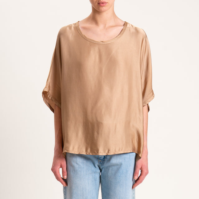 Blusa de satén con mangas caídas y tensión en color desierto