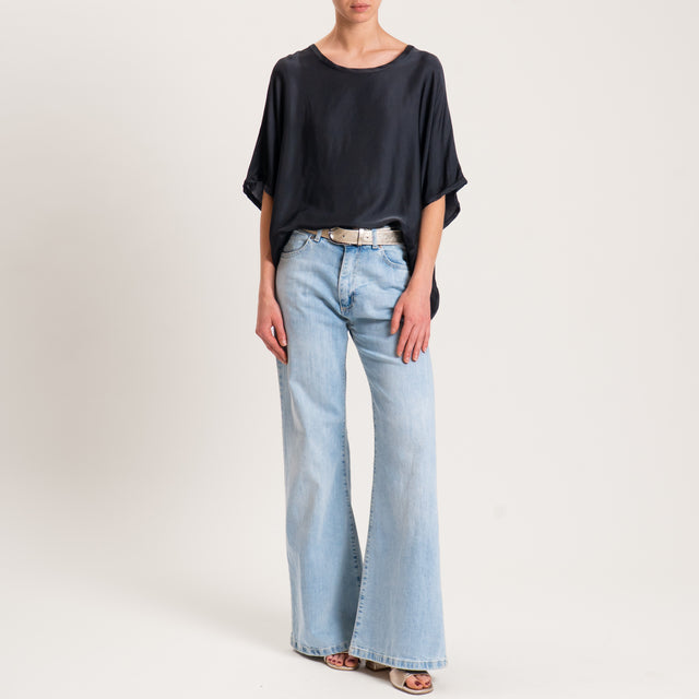 Blusa Tension de satén con mangas caídas - negro