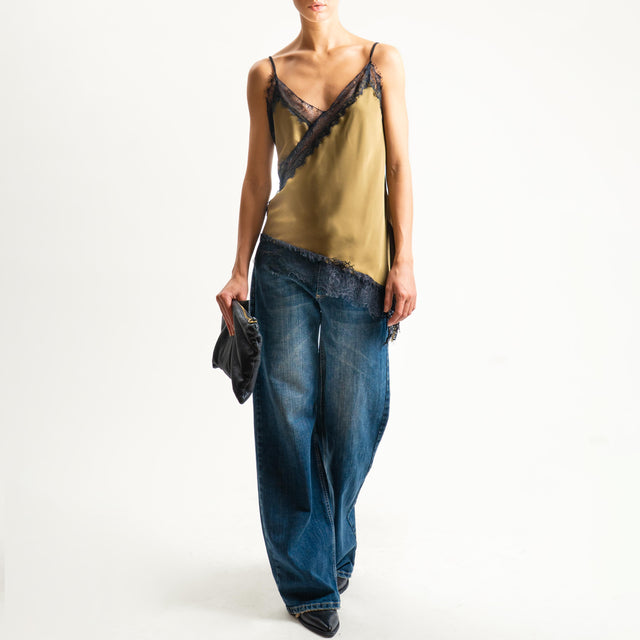 Tensione in- Top satin asimmetrico con pizzo - militare