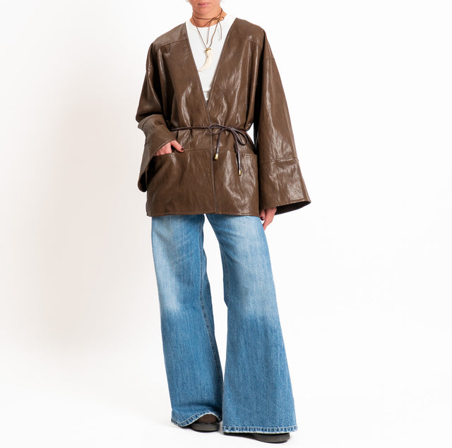 Tensione in-Kimono similpelle con cintura - tabacco