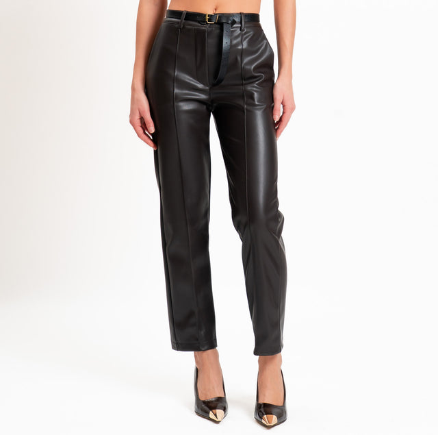 Tensione in-Pantalone similpelle con cintura - moro