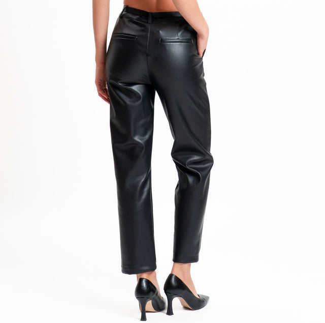 Tensione in-Pantalone similpelle con cintura - nero