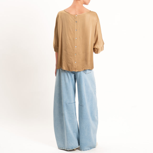 Tensione in-Blusa satin bottoni dietro - desert