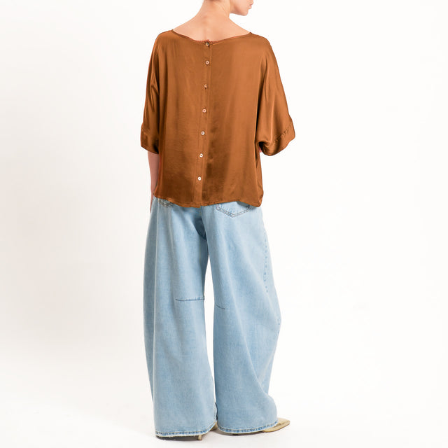 Tensione in-Blusa satin bottoni dietro - tabacco