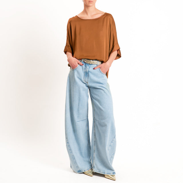 Tensione in-Blusa satin bottoni dietro - tabacco