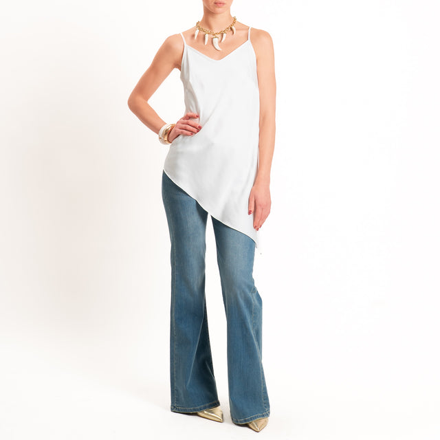 Tensione in-Top asimmetrico in satin - latte