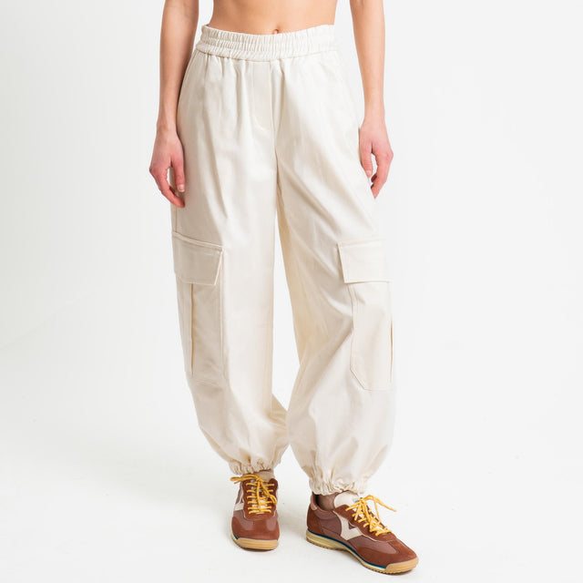 Tensione in-Pantalone cargo con elastico - panna