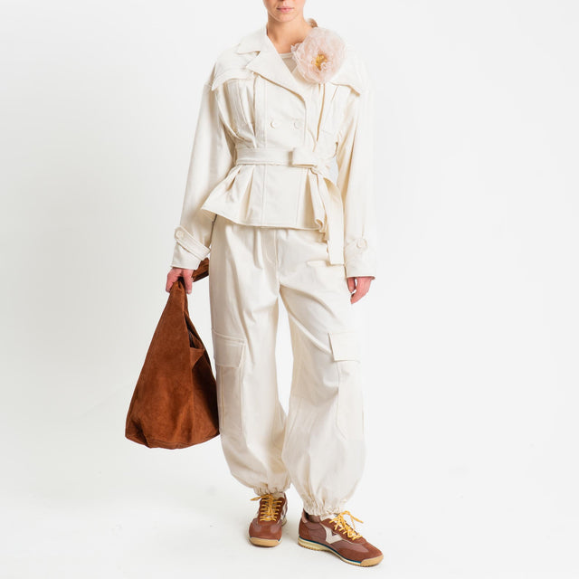 Tensione in-Trench corto con cintura con spilla removibile - panna