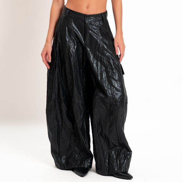 Tensione in-Pantalone cargo similpelle - nero