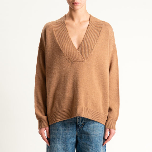 Tensione in-Maglia 100% lana scollo v - camel