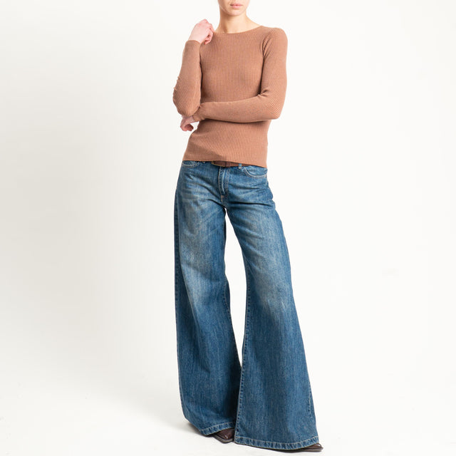 Tensione in-Maglia girocollo a costine - cuoio