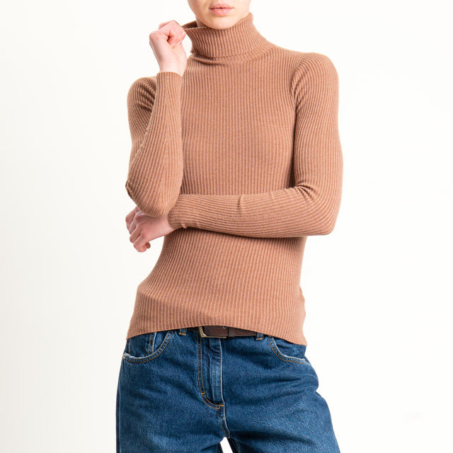 Tensione in-Maglia collo alto a costine - cuoio
