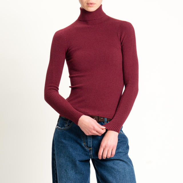 Tensione in-Maglia collo alto a costine - vino