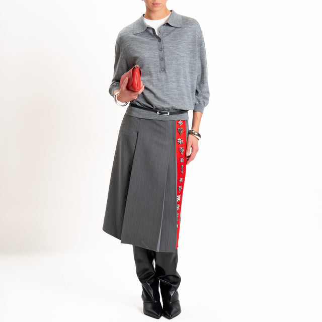 Tensione in-Gonna a pieghe con applicazione cabochon - grigio/rosso