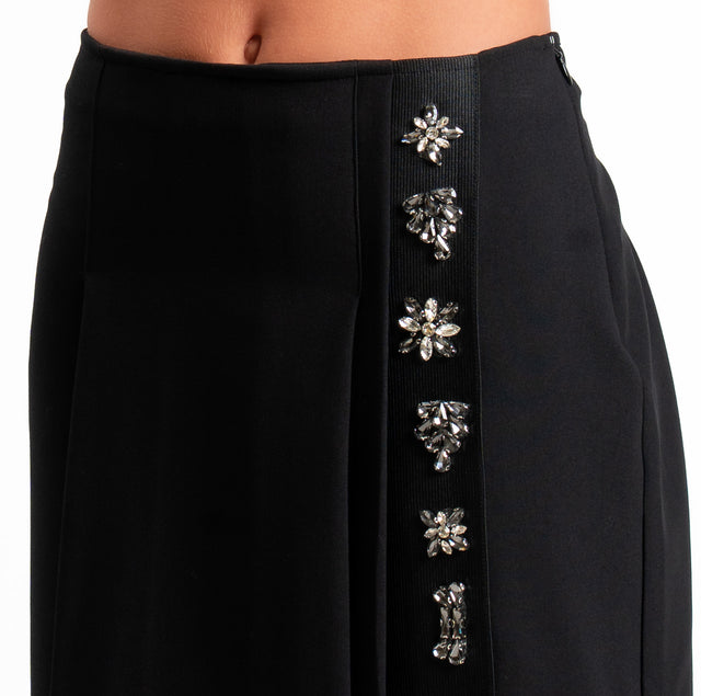 Tensione in-Gonna a pieghe con applicazione cabochon - nero/nero
