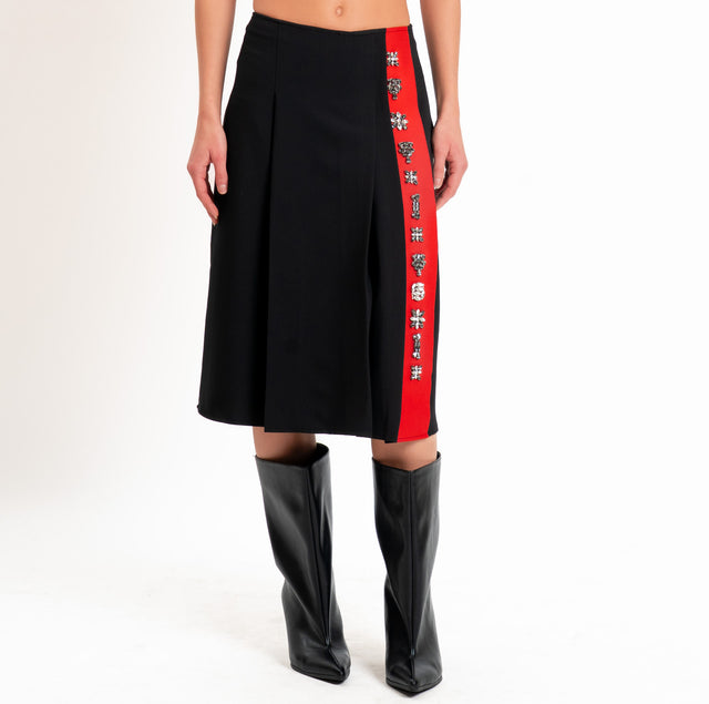 Tensione in-Gonna a pieghe con applicazione cabochon - nero/rosso