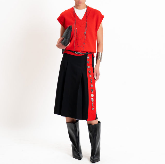 Tensione in-Gonna a pieghe con applicazione cabochon - nero/rosso