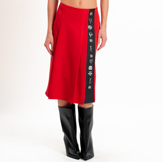 Tensione in-Gonna a pieghe con applicazione cabochon - rosso/nero