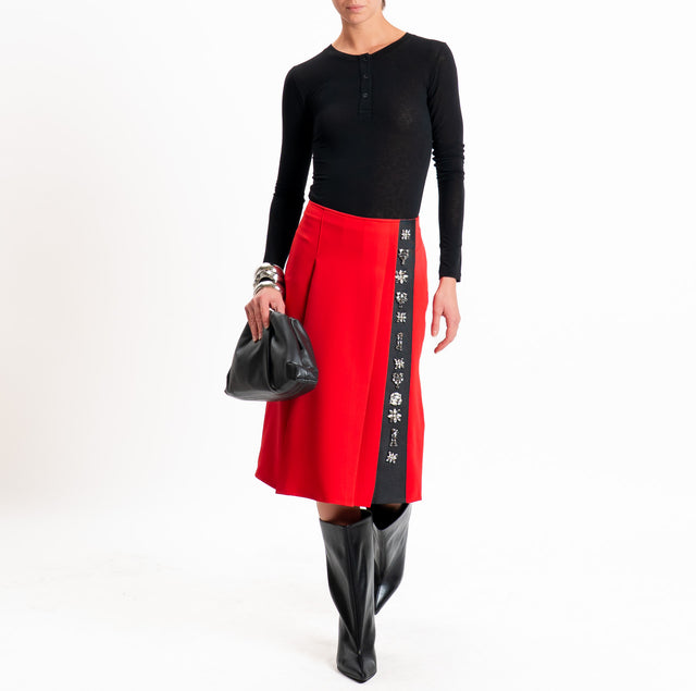 Tensione in-Gonna a pieghe con applicazione cabochon - rosso/nero