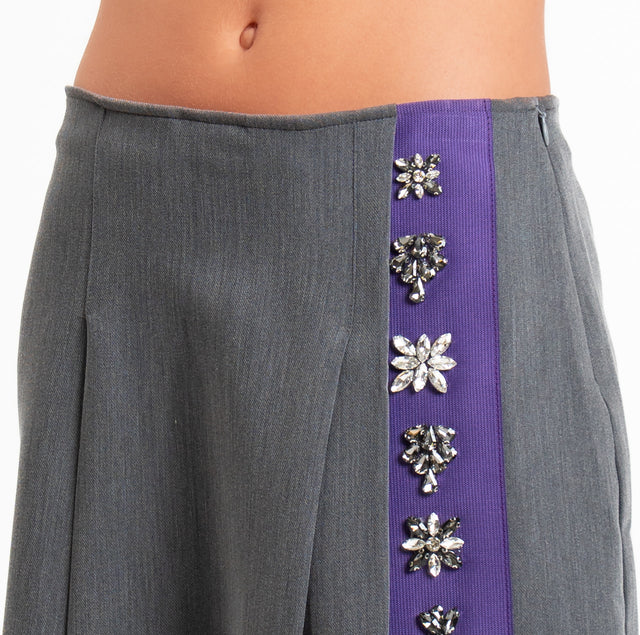 Tensione in-Minigonna con applicazioni cabochon - grigio/viola