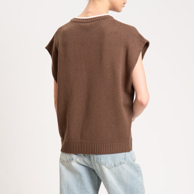 Tensione in-Maglia smanicata n5 - cioccolato/latte