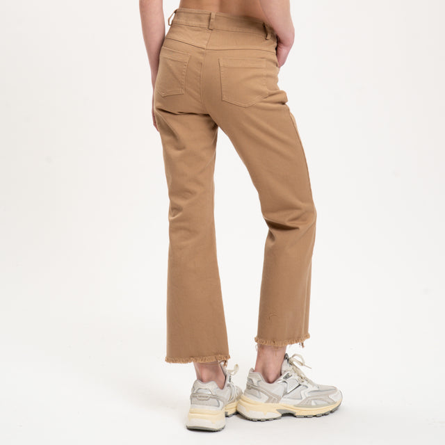 Tensione in-Pantalone drill sfrangiato con charm - camel