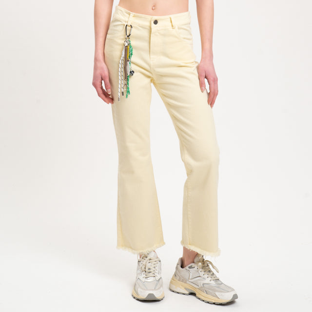 Pantalón de dril con flecos y charm - amarillo
