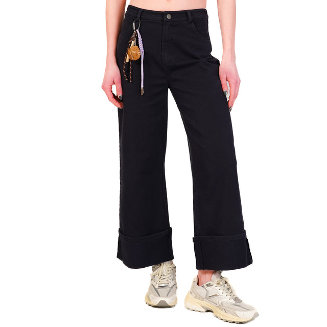Pantalón elástico de dril de algodón con puños y dije en color azul.