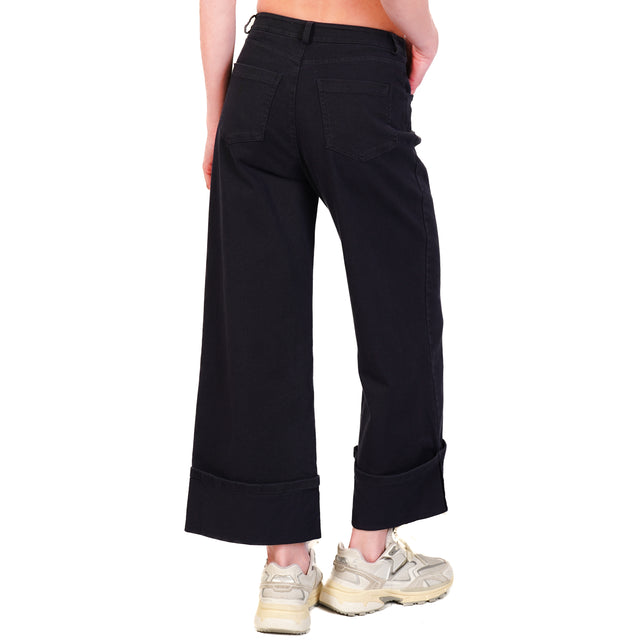 Pantalón elástico de dril de algodón con puños y dije en color azul.