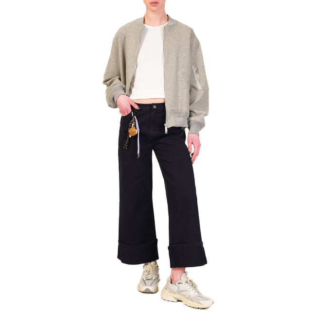 Pantalón elástico de dril de algodón con puños y dije en color azul.