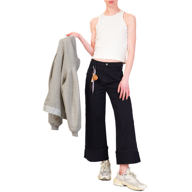 Pantalón elástico de dril de algodón con puños y dije en color azul.