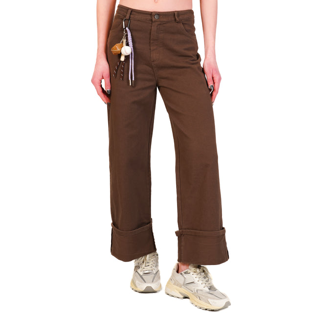 Pantalón elástico de dril de algodón con puños y dijes - chocolate