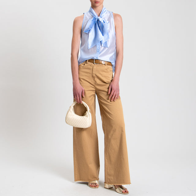 Tensione in-Pantalone sfrangiato con cintura - camel