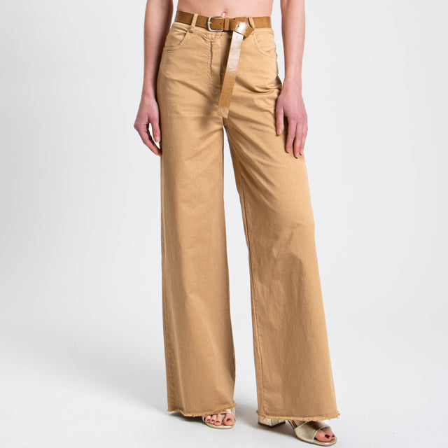 Tensione in-Pantalone sfrangiato con cintura - camel