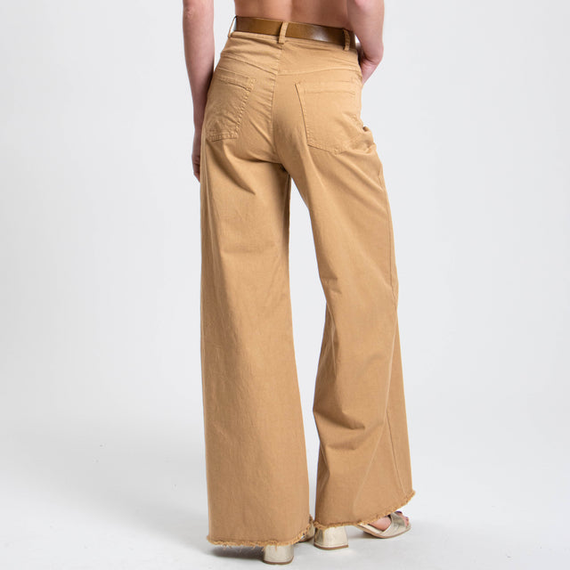 Tensione in-Pantalone sfrangiato con cintura - camel