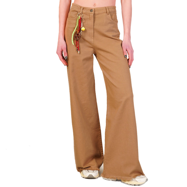 Tensione in-Pantalone palazzo sfrangiato con charms - camel