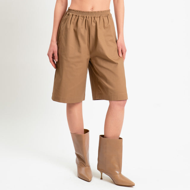 Tensione in-Bermuda in cotone elasticizzato - camel