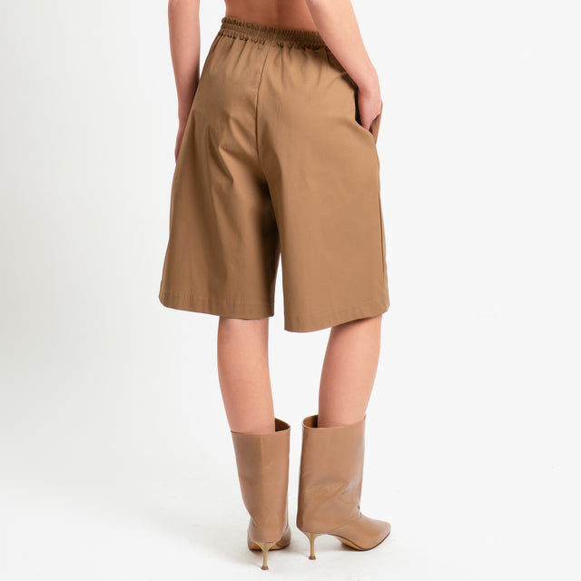 Tensione in-Bermuda in cotone elasticizzato - camel