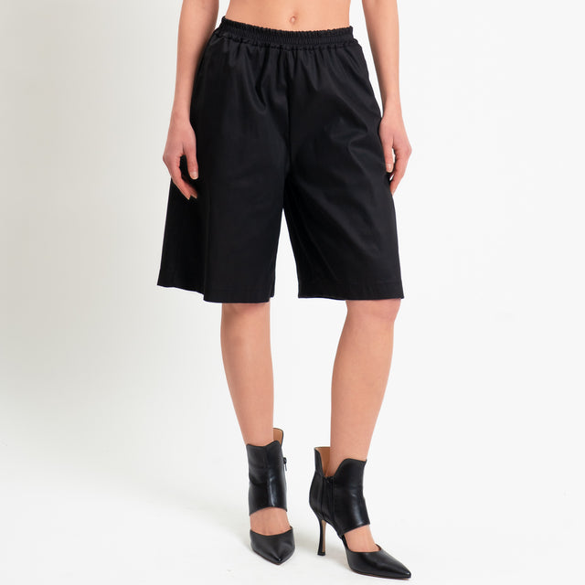Tensione in-Bermuda in cotone elasticizzato - nero