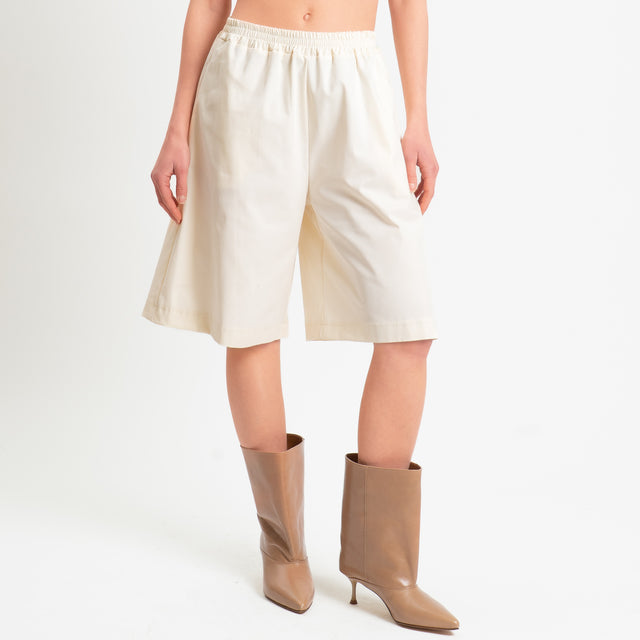 Tensione in-Bermuda in cotone elasticizzato - panna