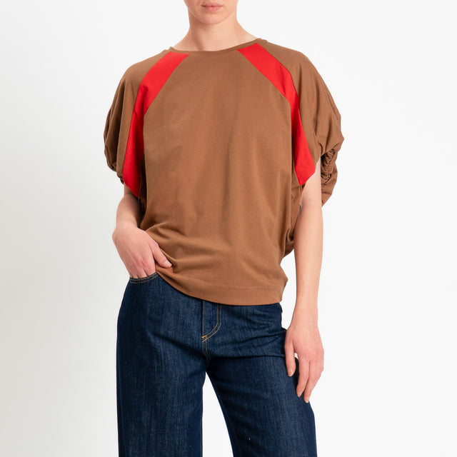 Tensione in-T-shirt bicolore - cammello/rosso