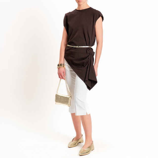 Tensione in-T-shirt asimmetrica ripresa laterale - moro