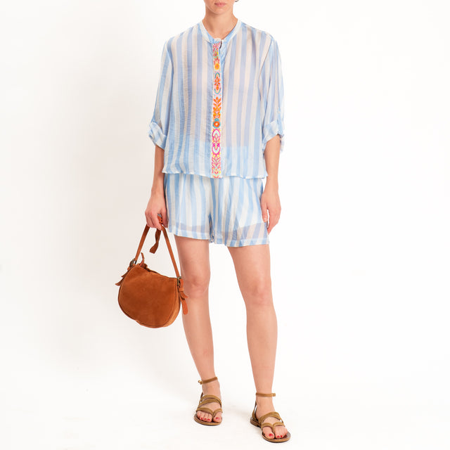 Tensione in-Camicia mussola a righe con ricami - panna/celeste
