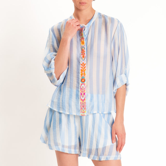 Tensione in-Camicia mussola a righe con ricami - panna/celeste