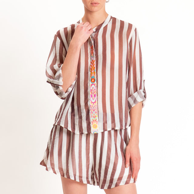 Tensione in-Camicia mussola a righe con ricami - panna/cuoio