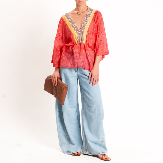 Tensione in-Blusa doppio scollo v fantasia bandana - fucsia/giallo/moro
