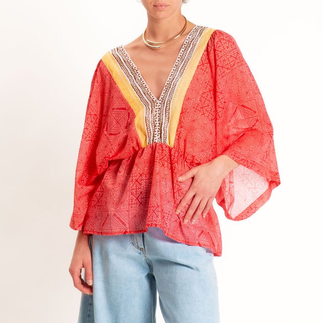 Tensione in-Blusa doppio scollo v fantasia bandana - fucsia/giallo/moro