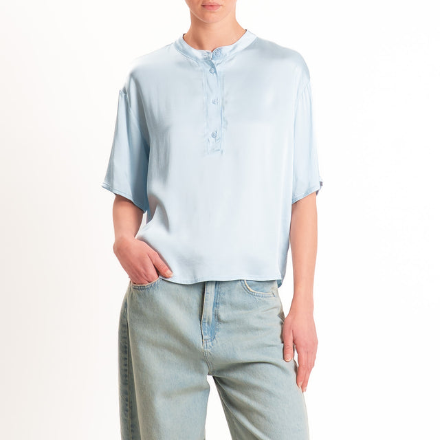 Tensione in-Blusa serafino satin elasticizzato - cielo