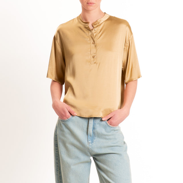Tensione in-Blusa serafino satin elasticizzato - desert