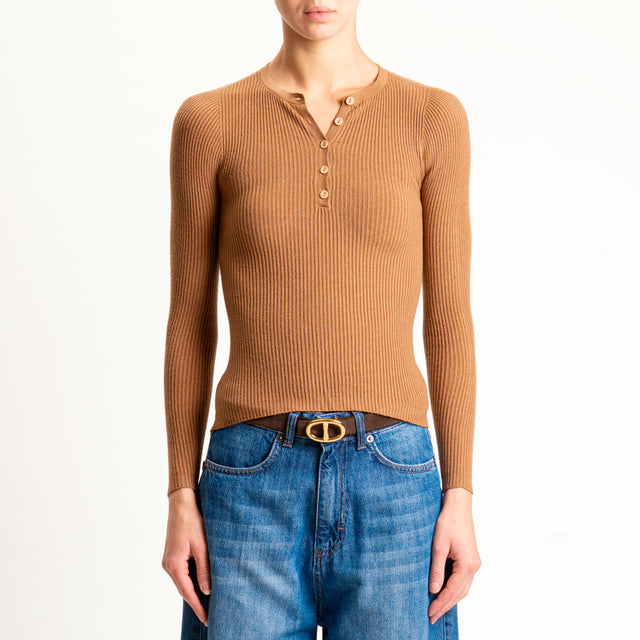 Tensione in-Maglia chester a costine - camel